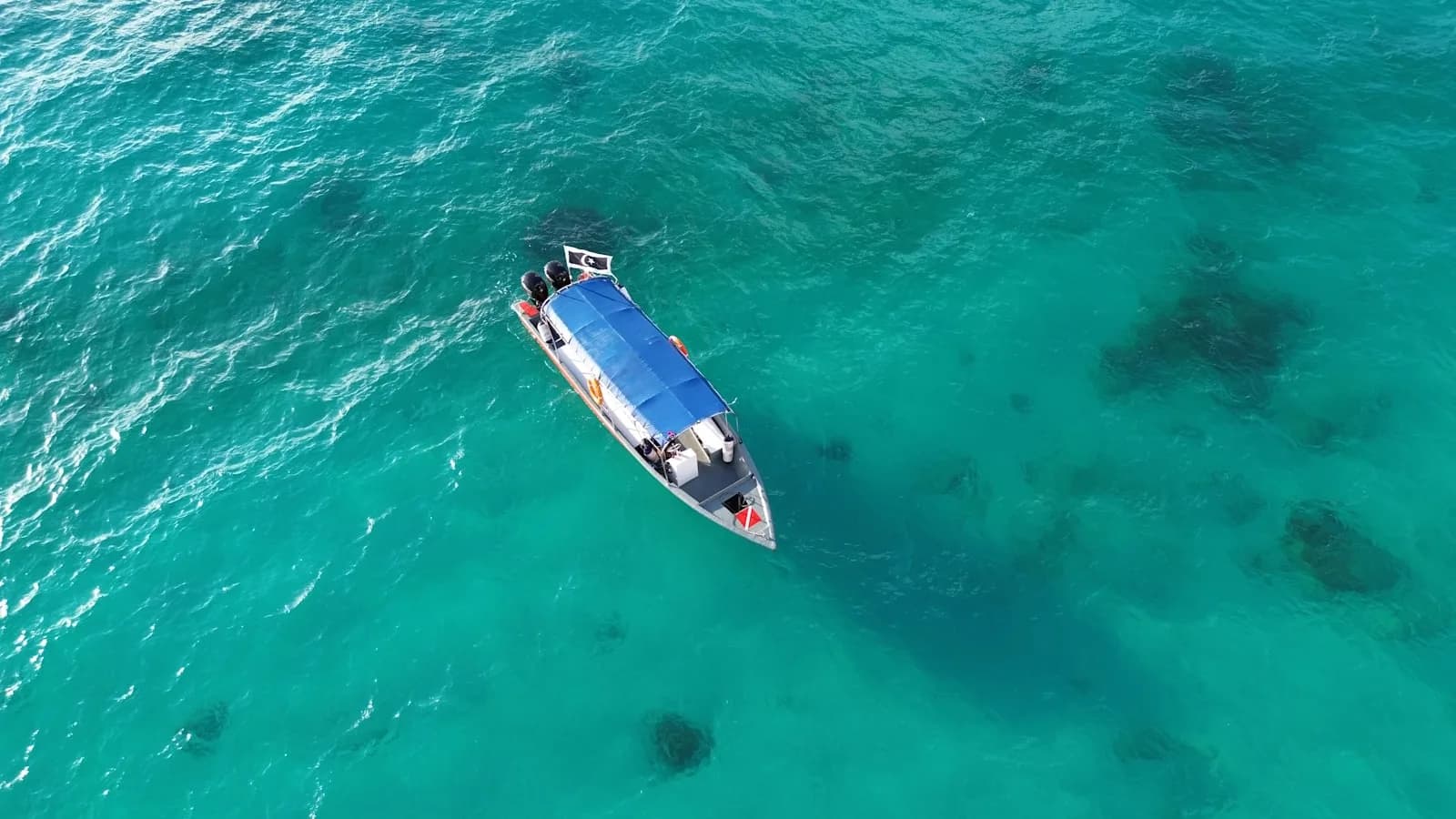 Снорклеры над коралловым рифом в морском парке Реданг