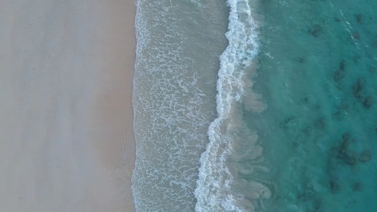 Пляж курорта на острове Реданг с прозрачной бирюзовой водой