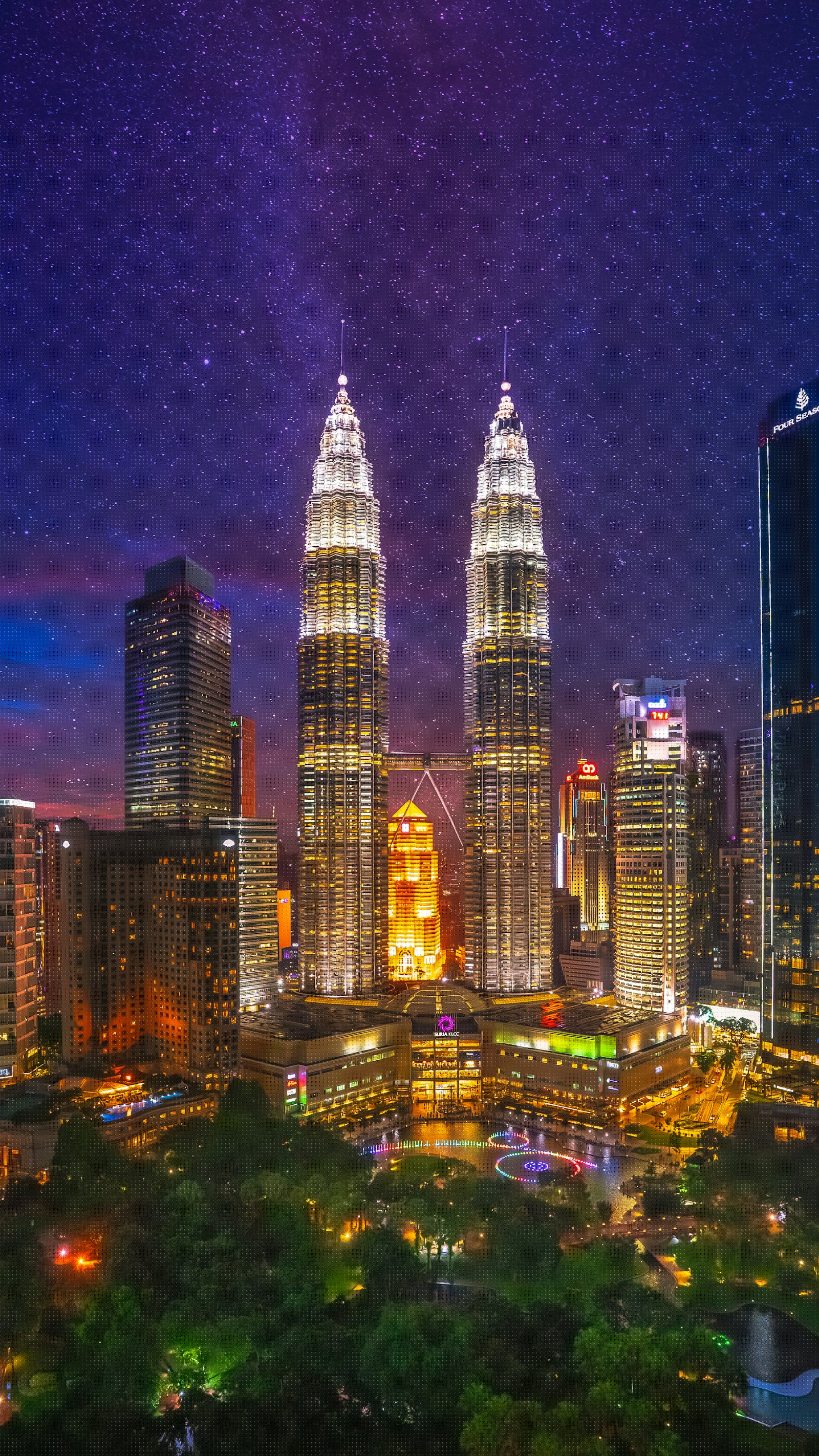 Башни Petronas Twin Towers и небесная линия Куала-Лумпура ночью