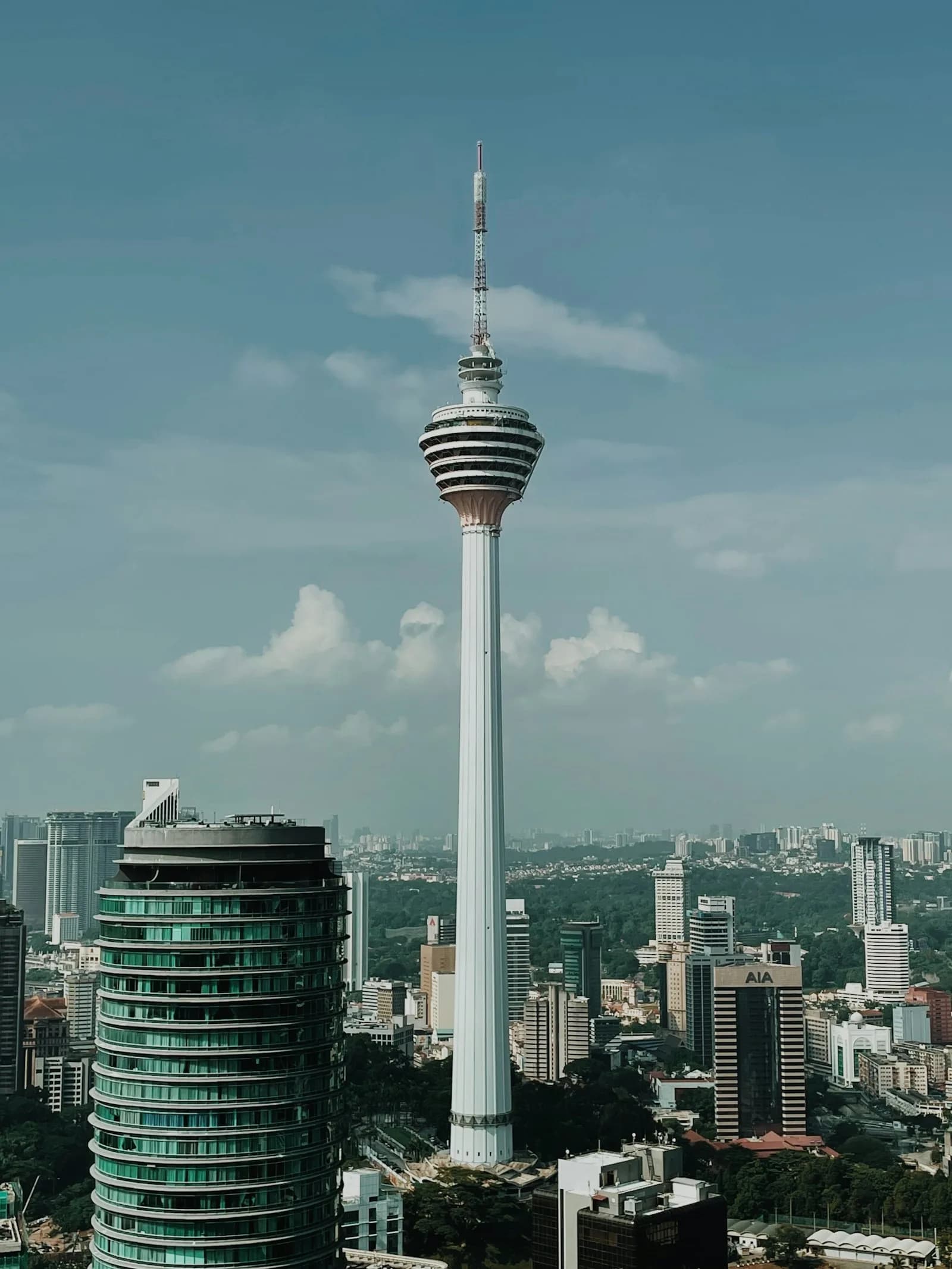 Небесная линия Куала-Лумпура с башней KL Tower